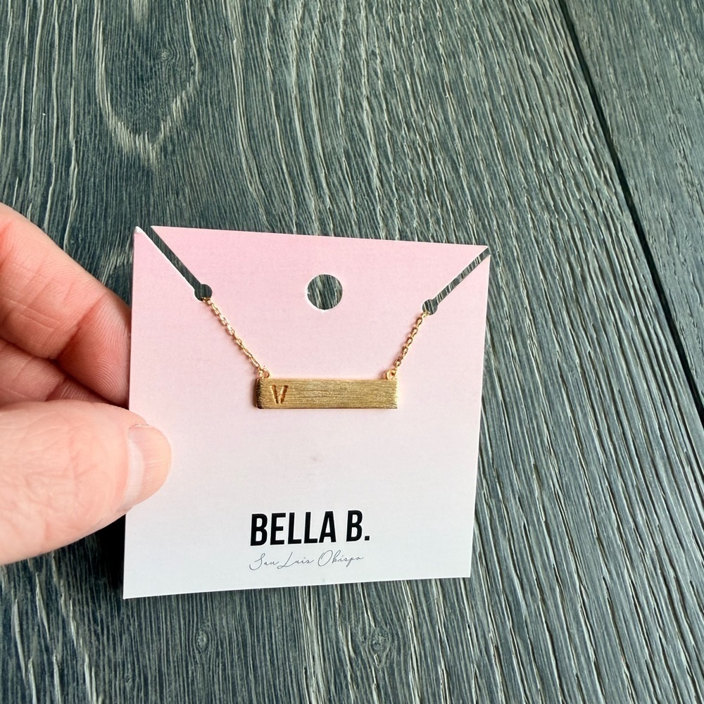 Gold Bar Initial Necklace "V"